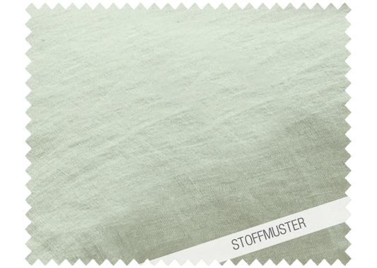 Stoffmuster zu Bettwäsche Reines Leinen Salbei, vorgewaschen - Hochwertiges Leinenmuster in sanftem Salbeigrün mit charakteristischer Gewebestruktur. Natürliche Textur des vorgewaschenen Stoffes zeigt feine Webung und mattschimmernde Oberfläche. Stoffmuster, Hersteller: Stoffkontor