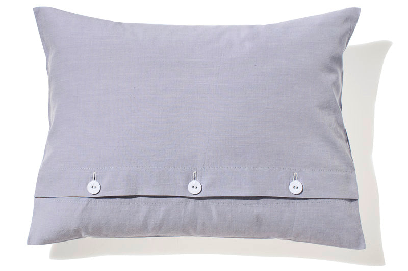 Bettwäsche Stonewashed Denim Ciclamino: Hochwertiger Kissenbezug in sanftem Lavendel-Grau mit dekorativen weissen Knöpfen, stone-gewaschen für einen weichen, lässigen Look. Perfekt für moderne Schlafzimmer im Denim-Stil.