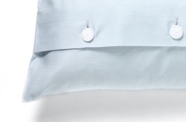 Bettwäsche Vento Damast in zartem Wassergrün mit weißen Knöpfen, hochwertige Satinbindung mit meliertem Webmuster, Detail der verdeckten Knopfleiste zeigt die elegante Verarbeitung und Zweifarbigkeit des Stoffes.