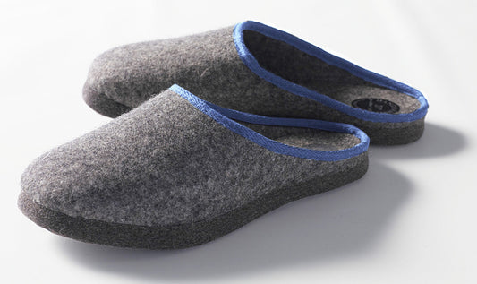 Filzpantoffeln offen, Band blau - Handgefertigte graue Wollfilz-Hausschuhe mit blauer Einfassung, komfortabler 1,5 cm dicker Filzsohle und offenem Fersenbereich. Traditionelle deutsche Qualitatsarbeit von Stoffkontor, Pantoffeln Kollektion.