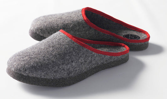 Handgefertigte Filzpantoffeln offen mit rotem Band, aus grauem Wollfilz mit 1,5 cm dicker Filzsohle. Klassischer offener Hausschuh in zeitlosem Design. Exklusiv vom Stoffkontor Deutschland. Pantoffeln, Hersteller: Stoffkontor