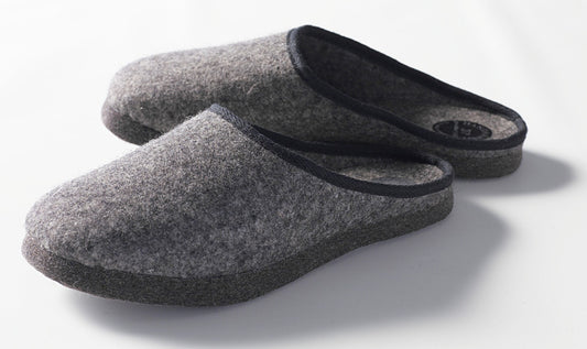 Handgefertigte offene Filzpantoffeln aus grauem Wollfilz mit schwarzer Bandeinfassung, 1.5 cm dicker Filzsohle, komfortables Design für Alltagsnutzung. Filzpantoffeln offen, Band schwarz - Hersteller: Stoffkontor, Kollektion: Pantoffeln