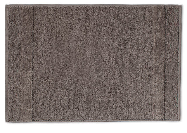 Hochwertiges Handtuch Fyber Carrara in elegantem Grau mit feiner Bordüre. Weiches, saugfähiges Frottee-Handtuch in zeitlosem Design für Bad und Wellness. Handtücher, Hersteller: Carrara