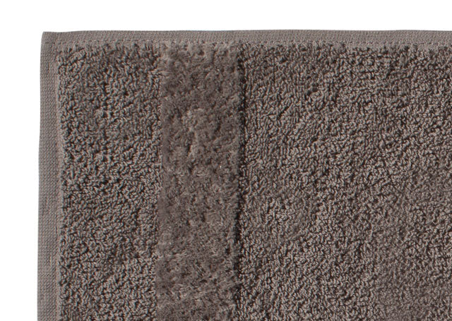 Hochwertiges Handtuch Fyber Carrara in elegantem Grau mit flauschiger Textur und dekorativer Bordüre, gefertigt aus premium Baumwolle für maximalen Komfort und Saugfähigkeit. Handtücher, Hersteller: Carrara
