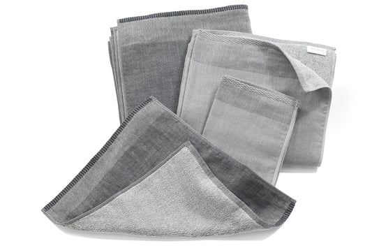 Hochwertiges Handtuch Uchino Zen Charcoal in Anthrazit mit innovativem Doubleface-Gewebe: eine Seite feiner Frottee, andere Seite Gaze-Gewebe. Japanische Kohle-Färbung für antibakterielle Eigenschaften. Leicht und saugfähig. Handtücher, Hersteller: Uchino