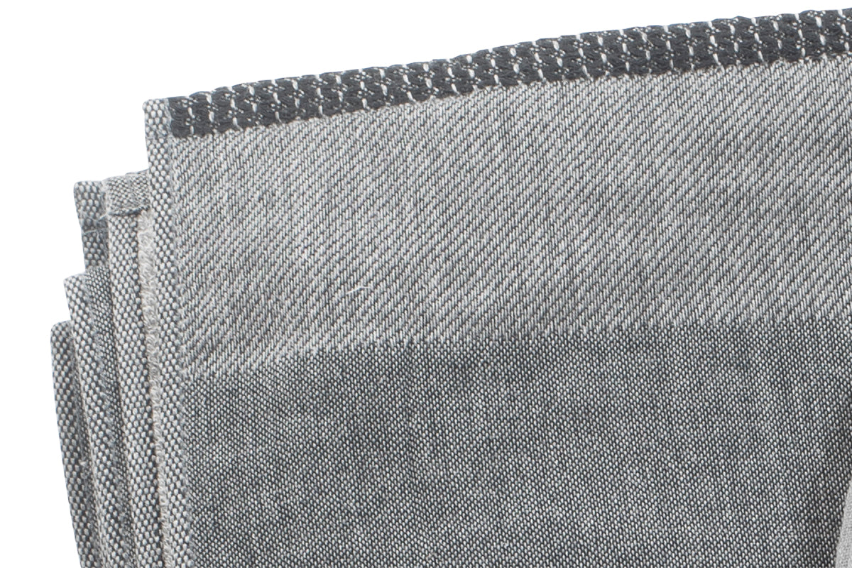 Hochwertiges Handtuch Uchino Zen Charcoal in Anthrazit mit einzigartiger Doubleface-Webart aus Japan. Feine Frotteeseite und Gazebindung, gefertigt aus Baumwolle und kohlegefärbter Viskose. Elegant gefaltetes Handtuch zeigt die charakteristische Webstruktur. Handtücher, Hersteller: Uchino