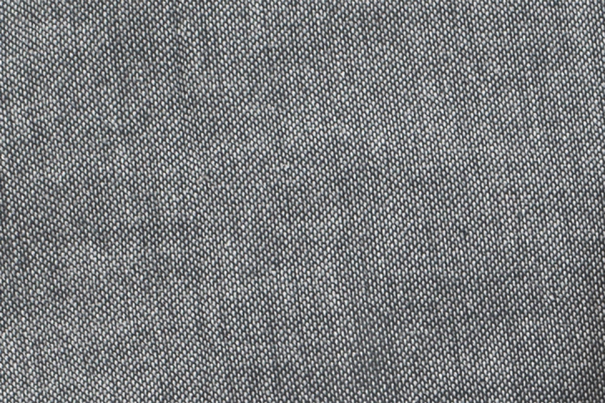 Nahaufnahme des Handtuch Uchino Zen Charcoal in Anthrazit, zeigt die einzigartige Doubleface-Webstruktur mit feinem Frottee auf einer Seite und Gazegewebe auf der anderen. Die hochwertige japanische Verarbeitung ist in der gleichmäßigen Textur erkennbar. Handtücher, Hersteller: Uchino