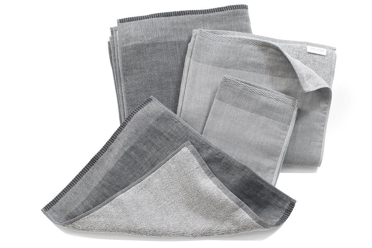 Handtuch Uchino Zen Charcoal Grau - Hochwertiges japanisches Doubleface-Handtuch in elegantem Grau mit Frottee- und Gazebindung, antibakteriell durch Kohle-gefärbte Viskosefaser. Perfekte Balance aus Leichtigkeit und Saugfähigkeit. Handtücher, Hersteller: Uchino