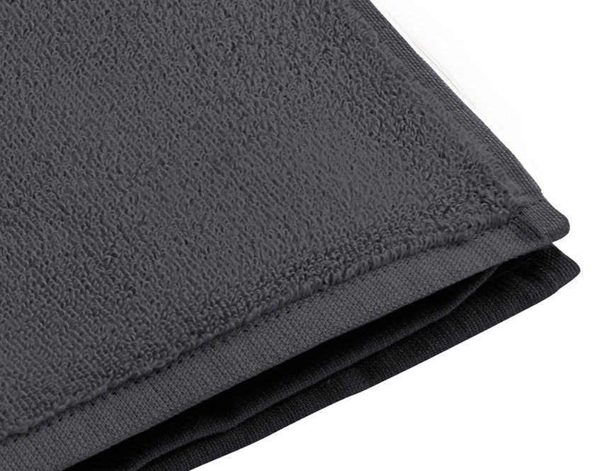 Hochwertiges Handtuch Dreampure Weseta in Anthrazit, gefertigt aus 100% Baumwolle mit 450 g/m². Detailaufnahme zeigt die hochwertige Webtechnik und elegante Bordüre. Premium Qualitätshandtuch aus nachhaltiger Schweizer Produktion. Handtücher, Hersteller: Weseta Switzerland