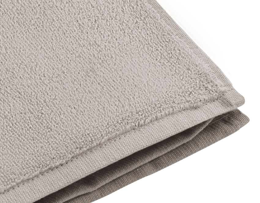 Hochwertiges Handtuch Dreampure Weseta Cashmere in elegantem Grauton, gefaltete Nahaufnahme zeigt die feine Baumwollstruktur und hochwertige Verarbeitung mit verstärktem Saum. Handtücher, Hersteller: Weseta Switzerland