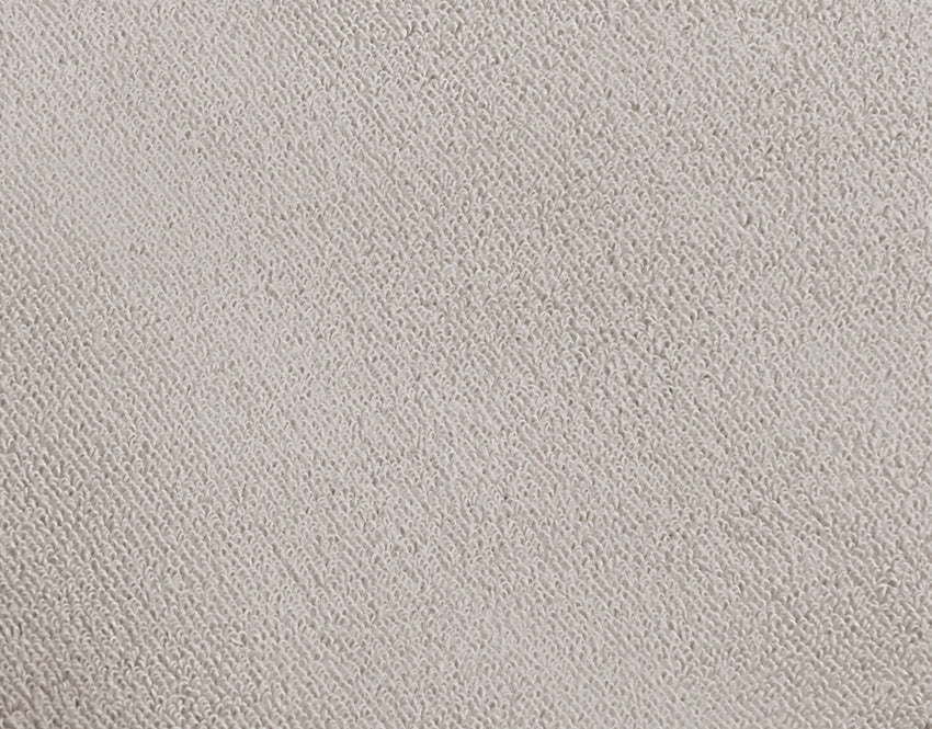 Hochwertiges Handtuch Dreampure von Weseta Cashmere in elegantem Hellgrau, detaillierte Texturaufnahme zeigt die premium Webstruktur aus 100% Baumwolle. Nahaufnahme der formstabilen Frotteequalität. Handtücher, Hersteller: Weseta Switzerland.