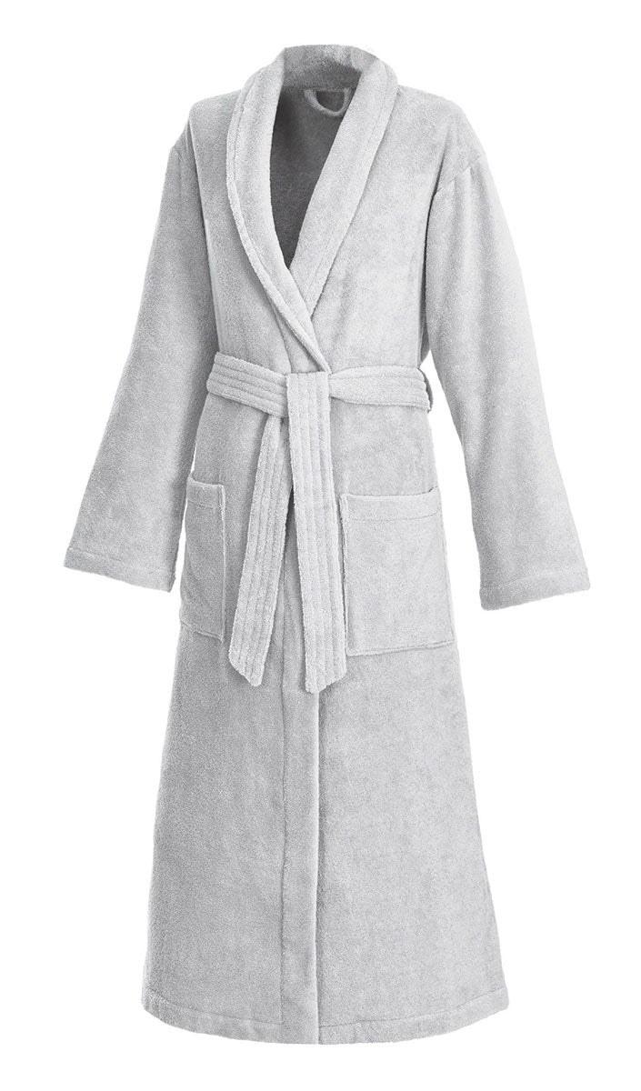 Hochwertiger Bademantel Weseta Switzerland in Silber mit Schalkragen, Gürtel und Taschen. Eleganter, langer Schnitt aus reiner Baumwolle. Komfortabler Unisex-Bademantel für Wellness und Alltag. Made in Switzerland mit nachhaltiger Produktion. Handtücher, Nachtwäsche, Accessoires, Hersteller: Weseta Switzerland.