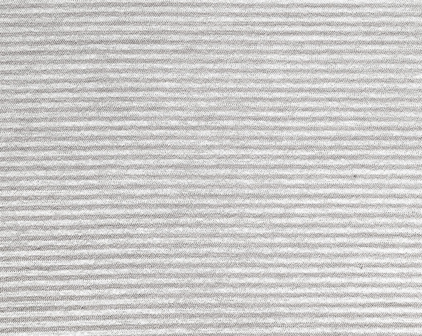 Hochwertiger grauer Bio-Baumwolljersey mit feinen horizontalen Streifen des Yellamaris Princess Midi Grau Nachthemds. Nahaufnahme zeigt die charakteristische Struktur und Textur des GOTS-zertifizierten Materials. Nachtwäsche, Hersteller: Yellamaris