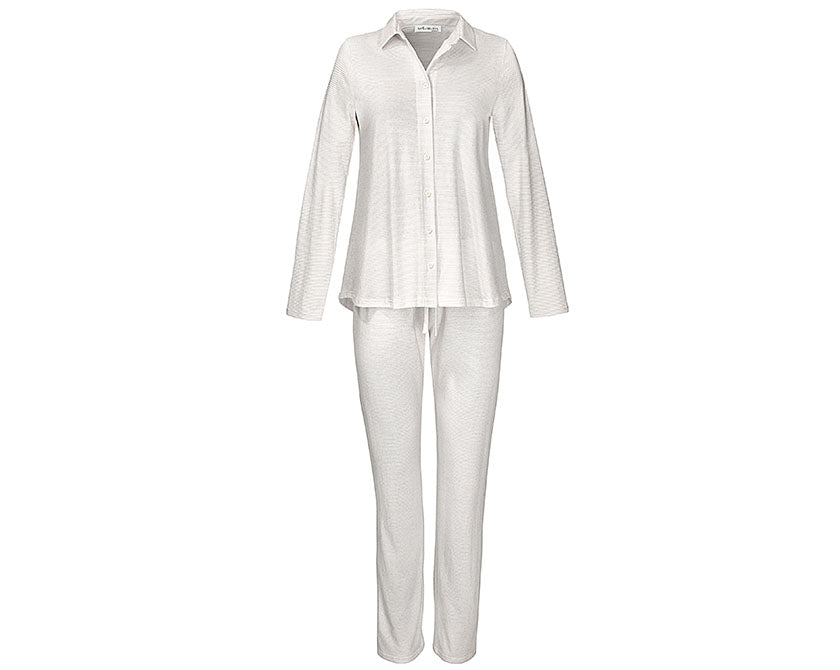 Yellamaris Pyjama Set Grau: Eleganter zweiteiliger Schlafanzug aus Bio-Baumwolle mit geknöpfter Jacke und Perlmuttknöpfen, Kragen und langer Hose in hellem Grau. Das Set zeigt eine lockere Passform mit Faltendetail im Rücken. Nachtwäsche, Hersteller: Yellamaris