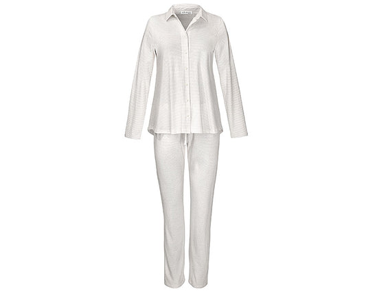 Yellamaris Pyjama Set Grau: Eleganter zweiteiliger Schlafanzug aus Bio-Baumwolle mit geknöpfter Jacke und Perlmuttknöpfen, Kragen und langer Hose in hellem Grau. Das Set zeigt eine lockere Passform mit Faltendetail im Rücken. Nachtwäsche, Hersteller: Yellamaris