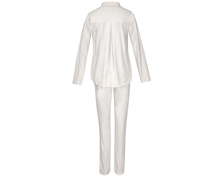 Yellamaris Pyjama Set Grau: Eleganter zweiteiliger Schlafanzug aus Bio-Baumwolle mit Faltendetail am Rücken, Perlmuttknöpfen und geradem Hosenschnitt. Komfortabler Schnitt in grauer Farbe für optimalen Tragekomfort. Nachtwäsche, Hersteller: Yellamaris