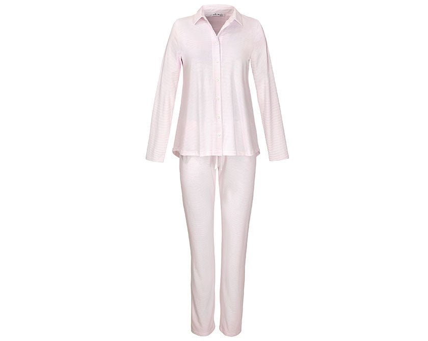 Yellamaris Pyjama Set Rosa: Eleganter zweiteiliger Schlafanzug in zartem Rosa, bestehend aus einer geknöpften Jacke mit Kragen und einer geraden Hose aus Bio-Baumwolle. Klassischer Schnitt mit Faltendetail am Rücken für optimalen Komfort. Nachtwäsche, Hersteller: Yellamaris