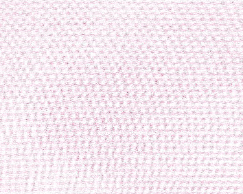 Hellrosa Bio-Baumwolljersey-Stoff in Nahaufnahme, feine horizontale Strukturlinien zeigend. Weicher, hochwertiger Stoff des Yellamaris Pyjama Set Rosa, GOTS-zertifizierte Qualität. Nachtwäsche, Hersteller: Yellamaris