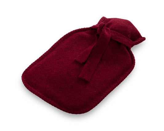 Steiner1888 Wärmflasche Sophia Waldbeer: Hochwertige Wärmflasche in elegantem Beerenrot aus 100% Merinowolle mit dekorativer Schleife, 2 Liter Fassungsvermögen, maschinenwaschbar. Wärmflaschen, Hersteller: Steiner 1888