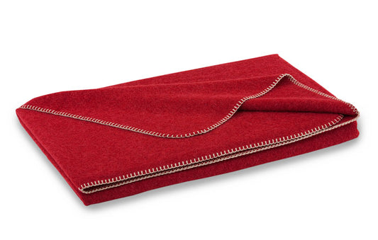 Steiner1888 Wolldecke Alina Preiselbeere - Luxuriose Decke aus Alpaka- und Merinowolle in leuchtendem Cranberry-Rot mit kontrastierender weisser Ziernaht, perfekt gefaltet. Waschbar und alltagstauglich. Wolldecken, Hersteller: Steiner 1888