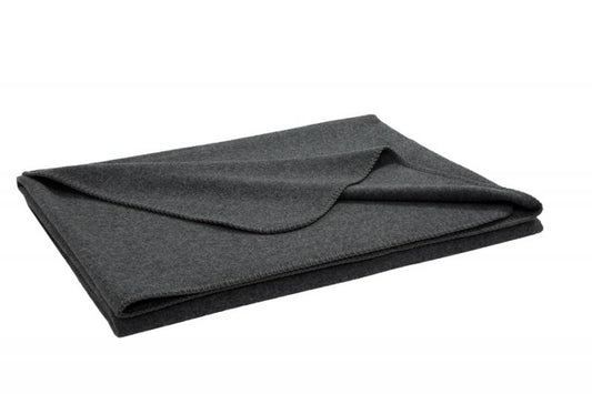 Hochwertige Steiner1888 Wolldecke Sophia in elegantem Graphit, gefaltet mit sichtbarer Ton-in-Ton Naht. Luxuriose Merinowolle-Decke mit abgerundeten Ecken zeigt intensive Farbtiefe und weiche Textur. Wolldecken, Hersteller: Steiner 1888