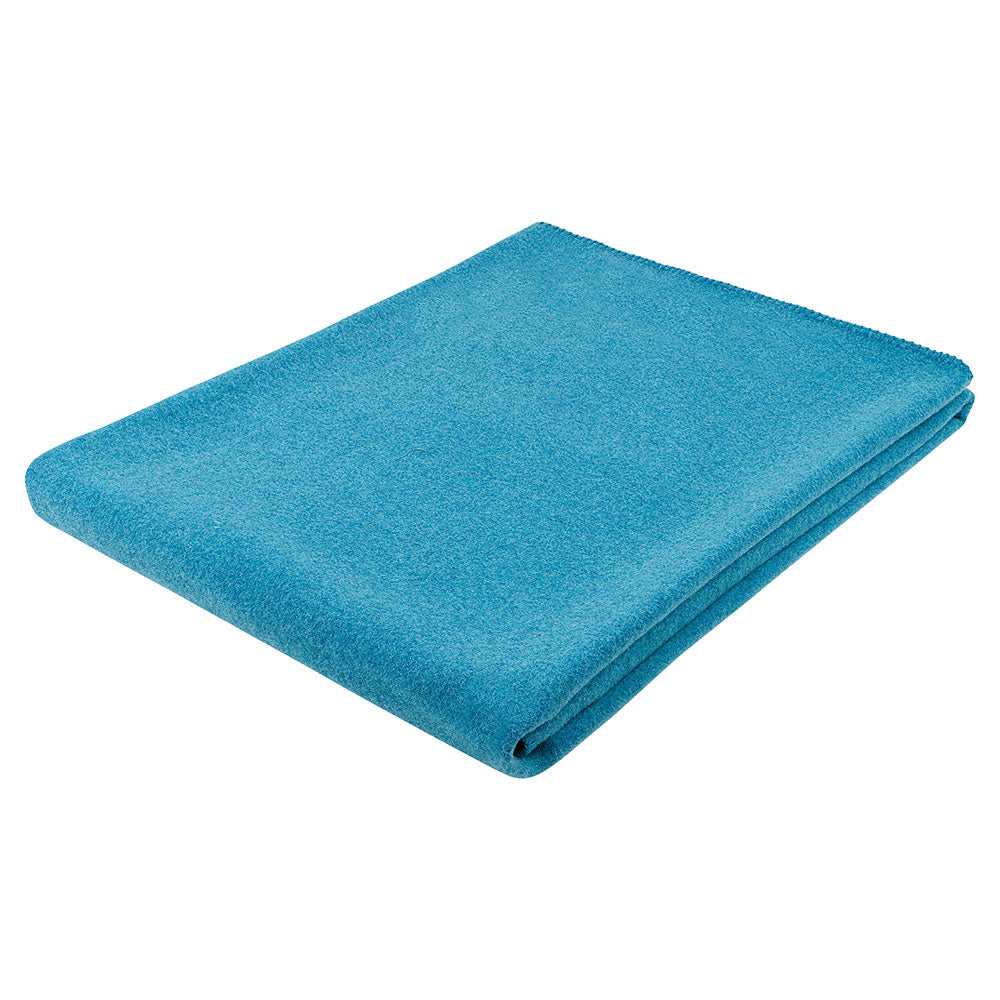 Steiner1888 Wolldecke Sophia Aquamarin - Hochwertige Merinowolle-Decke in leuchtendem Aquamarinblau, elegant gefaltet mit abgerundeten Ecken und Ton-in-Ton Naht. Premium Qualitaetsdecke aus der Wolldecken Kollektion von Steiner 1888.