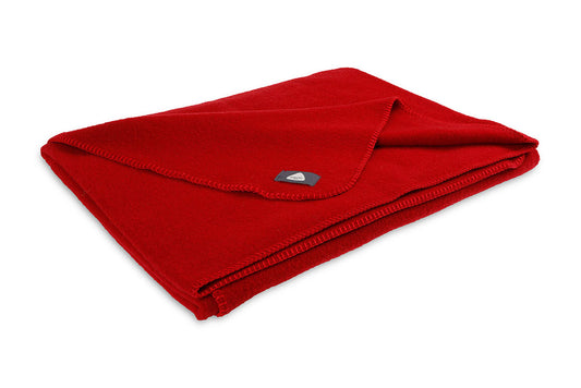 Luxuriose Steiner1888 Wolldecke Sophia Rubin in leuchtendem Rot, gefertigt aus feinster Merinowolle mit eleganter Ton-in-Ton Naht und abgerundeten Ecken. Premium Qualitatsdecke fur maximalen Komfort und Warme. Wolldecken, Hersteller: Steiner 1888