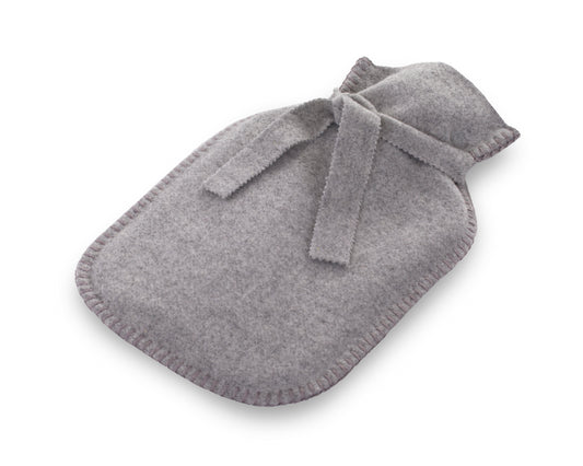 Steiner1888 Wärmflasche Sophia Marmor: Elegante Wärmflasche in grauem Merinowolle-Design mit dekorativer Schleife, handgefertigt mit Zierstichen am Rand. 2-Liter Innenflasche inklusive. Kollektion: Wärmflaschen, Hersteller: Steiner 1888