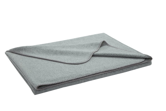 Steiner1888 Wolldecke Sophia Marmor: Elegante Decke aus feiner Merinowolle in marmorgrauem Farbton, sorgfaltig gefaltet mit abgerundeten Ecken und ton-in-ton Naht. Die hochwertige Decke zeigt ihre weiche Textur und klassische Form. Wolldecken, Hersteller: Steiner 1888
